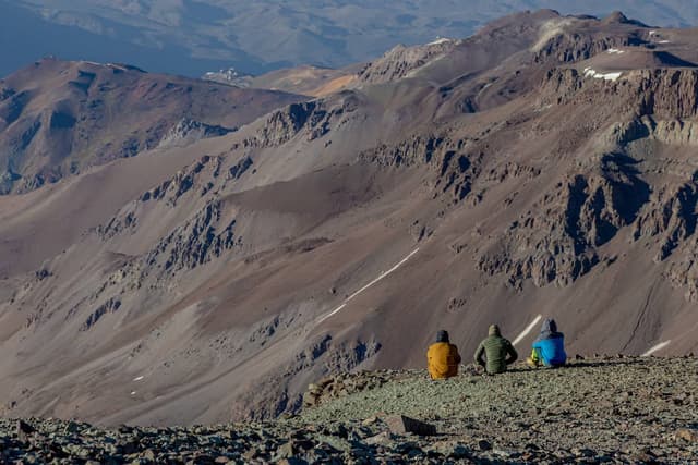 /images/montanismo/cerro-el-plomo/panoramica-desde-refugio-agostini.jpg