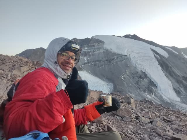 /images/montanismo/cerro-leonera/cliente-cumbre-cerro-leonera-descanso.jpg