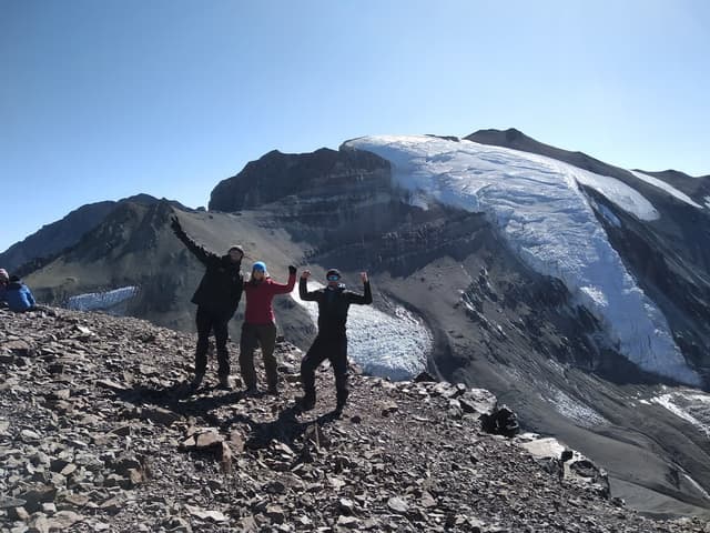 /images/montanismo/cerro-leonera/clientes-cumbre-cerro-leonera.jpg