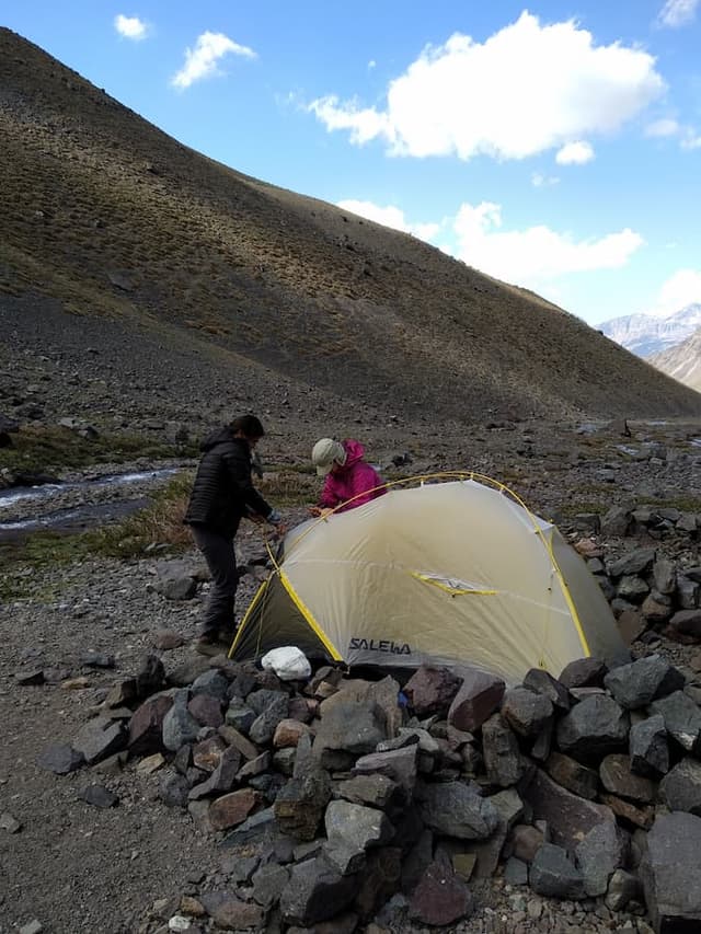 /images/montanismo/cerro-vega/preparacion-de-campamento-cerro-vega.jpg